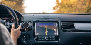 Lire la suite à propos de l’article Remplacement autoradio Peugeot 5008 : Compatibilité, prix et installation