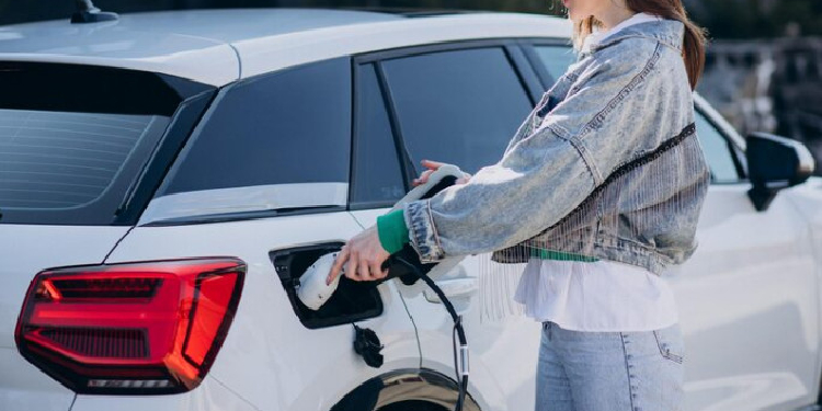 Installer un chargeur voiture électrique maison : réglementation et précautions