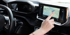 Lire la suite à propos de l’article Fixation autoradio 2 DIN : quel support utiliser pour son véhicule ?