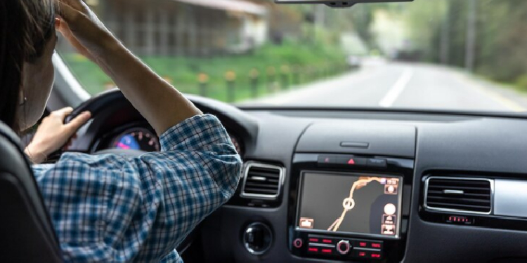 Guide pas à pas pour installer et sécuriser la fixation autoradio 2 DIN