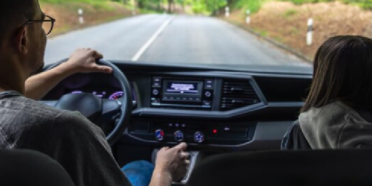 Les différents types de supports pour la fixation d'un autoradio 2 DIN